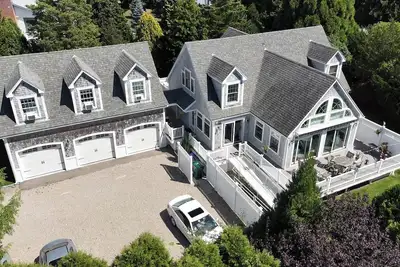 Image de Private 6-Bedroom – Walk to Beach