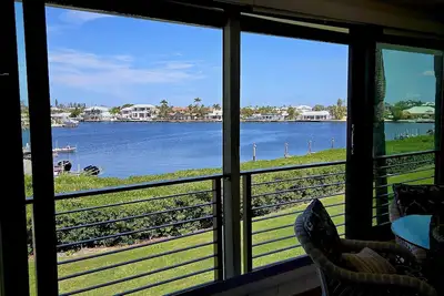 Image de Seabreeze Sanctuary: 2br/2ba Waterfront Condo - Stunning Views & Prime Location