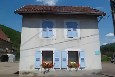 Image de Maison de Vacances 'Charmante Maison Les Volets Bleus' avec Jardin Privé et Wi-Fi