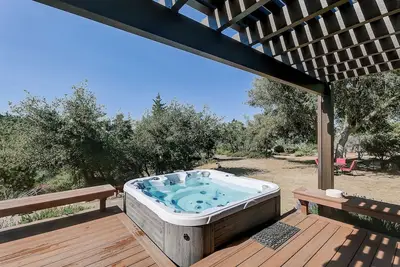 Image de Few properties in Idyllwild have a location as majestic and pristine as the Six Acre Sanctuary. Originally a girl scout camp, the land sits atop Idyllwild with beautiful views of Tahquitz Peak on one side and ocean views on the other.