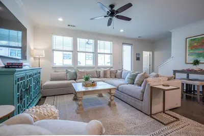 Image de Hotty Toddy Getaway – Modern 3br Condo Sleeps 9, Ensuite Bathrooms & Pool
