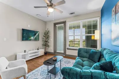 Image de Pool, Gym, Near Parks | King Bed | Pet-Friendly