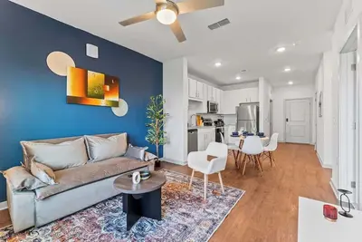 Image de Serene King Escape + Pet Friendly w/Pool + Gym
