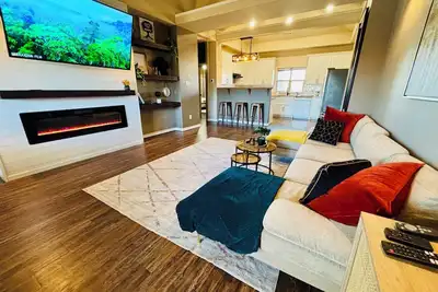 Image de Serenity House • Work-Ready • Pool table & Laundry