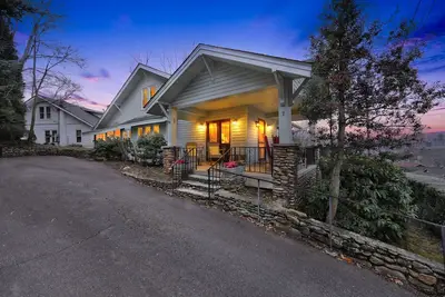 Image de Charming Getaway w/Deck, Clawfoot Tub, Pool Access