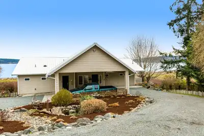 Image de Waterfront Upper-Level Getaway with Views, Firepit & Pool Table