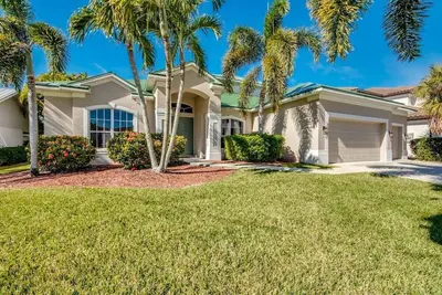 Image de A spacious 6-bedroom retreat in sunny Cape Coral.