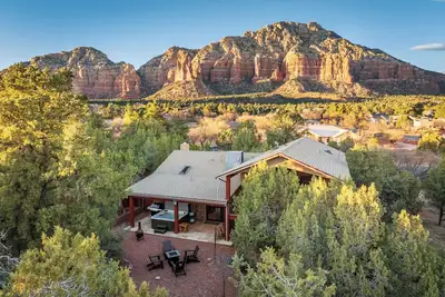 Image de Red Rock Canyon Sanctuary – Pet Friendly Luxe Escape w/ Hot Tub & Fire Pits