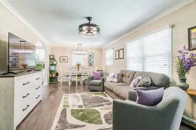 Image de Pierre Place-Stay in the Heart of Manhattan with Kansas Pride & Comfort