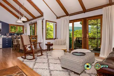 Image de The Eagle's Nest - Mtn Views, Walk to Lake & Dining