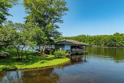 Image de 400ft private waterfront home, fireplace, boathouse, kayaks, Dog Friendly