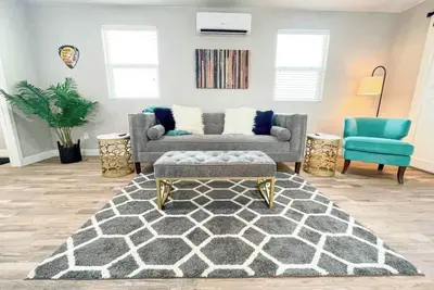 Image de Cozy one-bedroom home located in central Visalia, California on Mooney Blvd