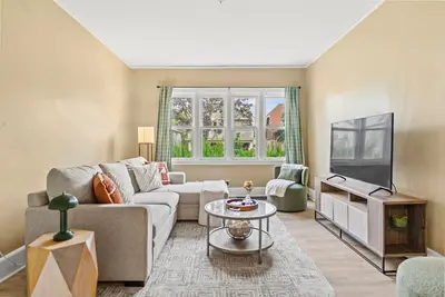 Image de Brady St Retreat Front House - Sleeps 8 & Pets