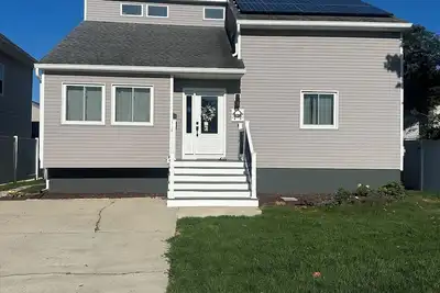 Image de Beautiful Modern Beach House, across from Golf Course, Spacious Backyard.