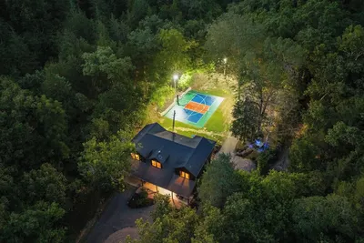 Image de Serve, soak & stay luxe on 15 acres-private hot tub