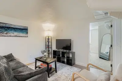 Image de Cozy, Spacious and Private, The Olivia Suite, in South Denver, Pet Friendly