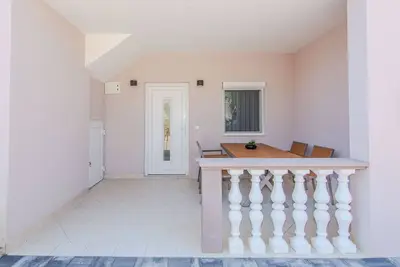 Image de Appartement de deux chambres avec la terrasse Vir (A-24843-a)