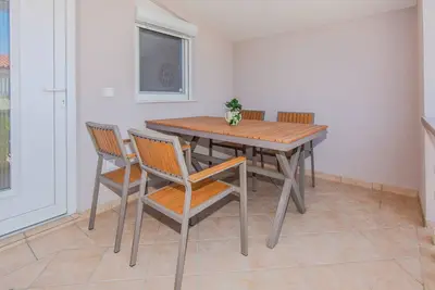 Image de Appartement de deux chambres avec la terrasse Vir (A-24843-b)