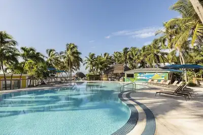 Ocean view Studio w/kitchenette, Pool, Free Parking & Pet Friendly