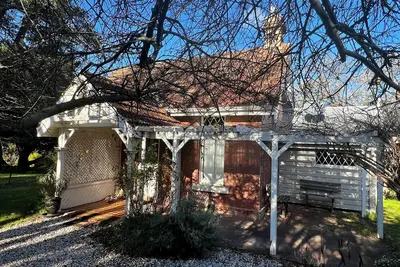 Image de Willow Cottage – Historic Southern Highlands Retreat with Fireplace & Patio
