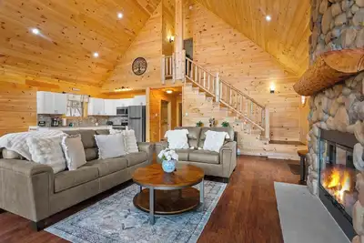 Image de Luxury Log Cabin Lake Front Game room & Fire Pit