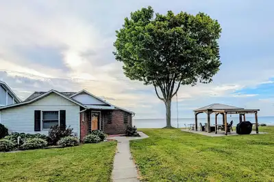 Image de Lakefront Cottage with Private Beach, large yard, walk to town. Sleeps 6