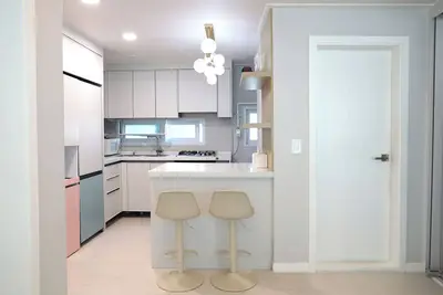 Image de Spacious 3-Bedroom Home in Trendy Seoul Near Gyeongui Line Forest Park.