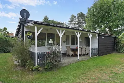 Image de Cosy holiday home in Het Oude Nieuwland park for five guests with covered terrace.