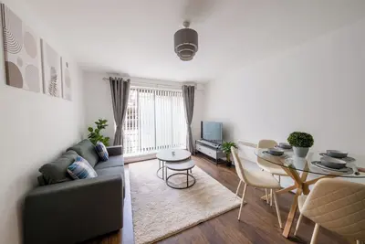 Image de City Apartment-10min to Train st in Birmingham offers a two-bedroom apartment.