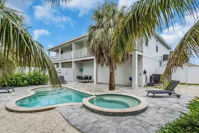 Image de Massive Bradenton Oasis, 2 Private Pools, Hot Tub, Gargae & Sleep16+