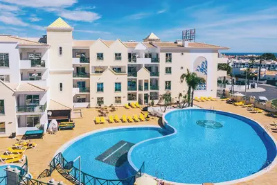 Image de Convenient Stay, Superb Location! 2 Fully-furnished Units, 2 Pools, Free Parking