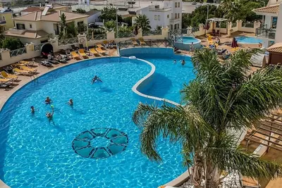 Image de Relaxing Getaway Awaits! 2 Comfortable Units, 2 Swimming Pools, Free Parking!