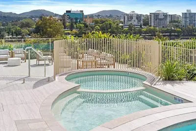 Image de Stunning Helia Sanctuary - West End w parking and pool