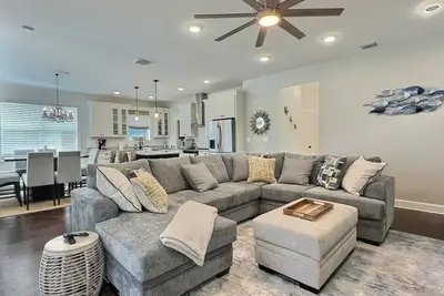 Image de Coastal Bay Retreat - Luxe Comfort Meets Seaside Charm