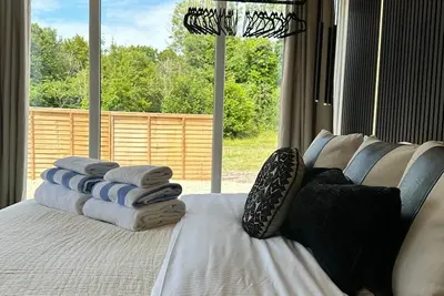 Image de Glass House - Romantic Escape | Sleeps 2 | Hot Tub | Bbq | Patio | Wi-Fi