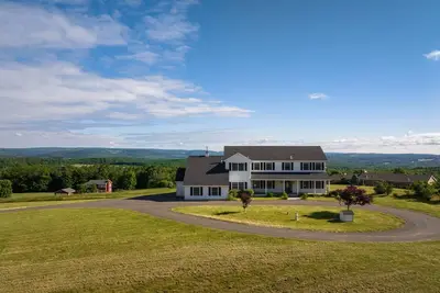Image de New Mountain View 6br: Hot Tub, Pro Photos Coming!