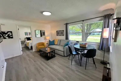 Image de King bed, Pet Friendly, Modern Retreat, Cle-Bw