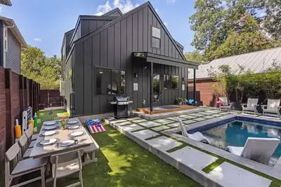 Image de Downtown Atx - Luxury Pool - Putting Green - 85inch Tv
