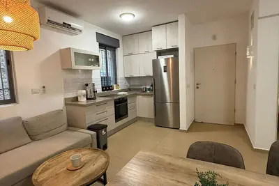 Image de Cozy, Clean, and Modern off Betzalel and Sacher Park