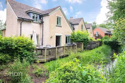 Image de A Cotswold stone waterside cottage that sleeps 6 guests  in 3 bedrooms