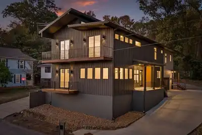 Image de Escape to a brand-new, luxurious haven nestled among the trees, offering the perfect blend of tranquility and city convenience. This stunning, modern home is centrally located, placing you just minutes from all of Chattanooga's attractions.