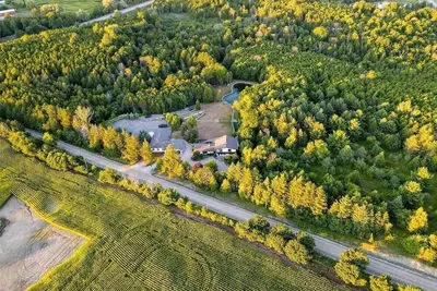 Image de Stunning Farmhouse In Pickering!