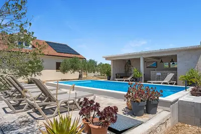 Image de Superbe maison à Vodice avec piscine privée, peut être à l'intérieur ou à.