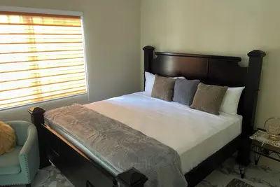 Image de Luxury 3-bedroom apartment with pool overlooking the vibrant city of Kingston.