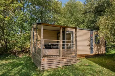 Image de Mobil-home 2 chambres avec terrasse et salon de jardin