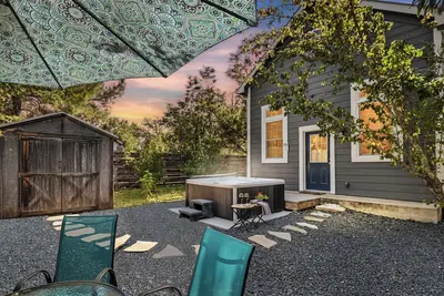 Image de Cottage Creek Retreat l Hot Tub, Pet Friendly Yard, & 1. 2 Acres Near Main St