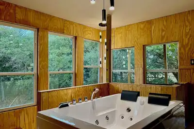 Image de Lindavista Deluxe Panoramic Treehouse Cabin W/ Jacuzzi on 40+ Acre Sanctuary.