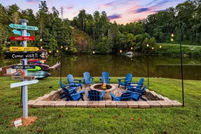 Image de Lakefront Home, Hot tub, Fire Pit, Game Room, & Movie Room!