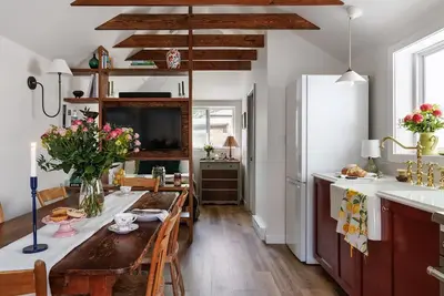 Image de Maplewood Cottage: English Charm, West Coast Soul.