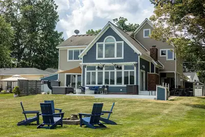 Image de Luxury Lakefront Home: Hot Tub l Beach l Sleeps 15